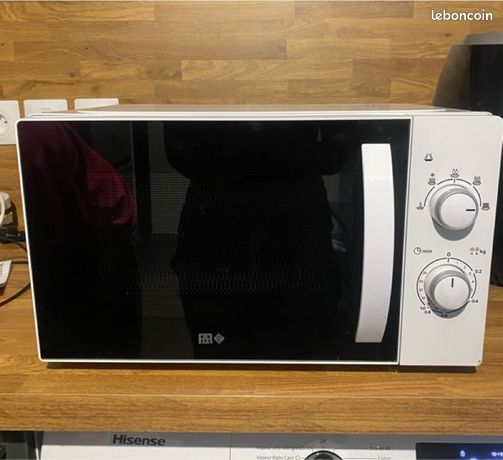 Micro-ondes FAR blanc et noir comme neuf très peu servi
