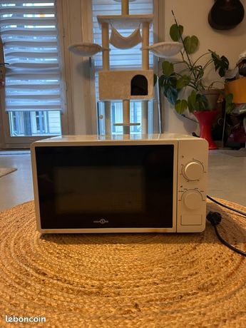 Micro-ondes High One 20 L Bon état 700 W