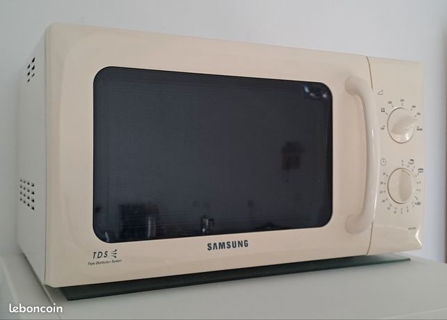 Micro-ondes SAMSUNG + donne cloche spéciale