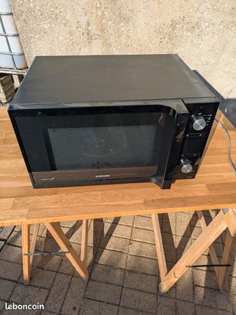 Micro-ondes Samsung MC455TBRCBB pour pièces porte à changer