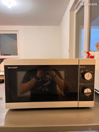 Micro ondes Sharp 20L très bon état