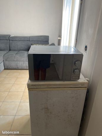 Micro-ondes très bonne état fonctionne très bien