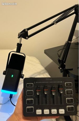 Micro fifine avec le bras + table de mixage audio