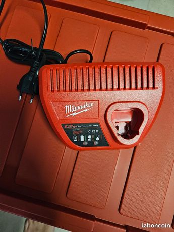 Milwaukee chargeur 12v