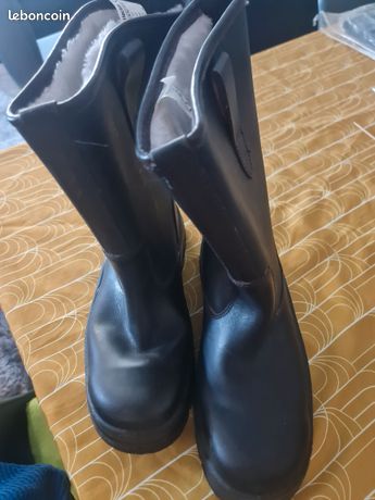 Mini botte de sécurité fourré à l'intérieur neuve jamais porté taille 44 couleur noire