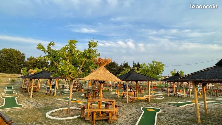 Mini Golf démontable à vendre avec paillotes tables chaises