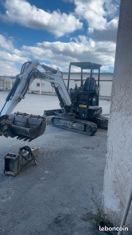 Mini pelle avec conducteur terrassement