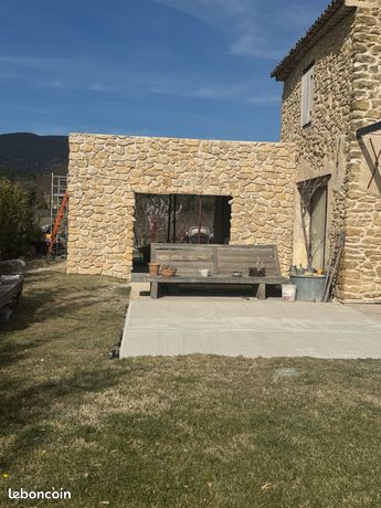 Mur en pierre sèche multicolore