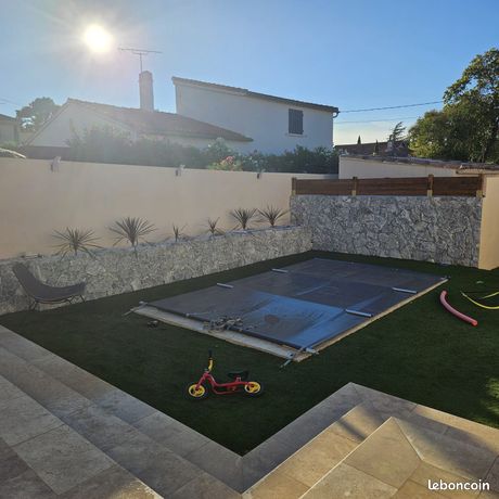 Mur en pierre sèche multicolore