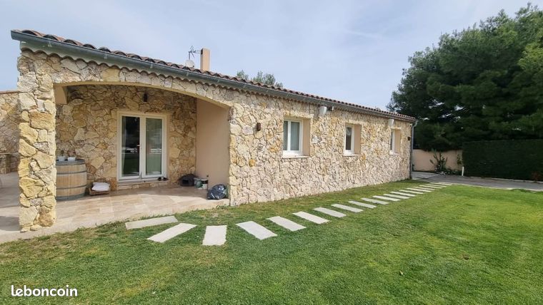 Mur en pierre sèche multicolore