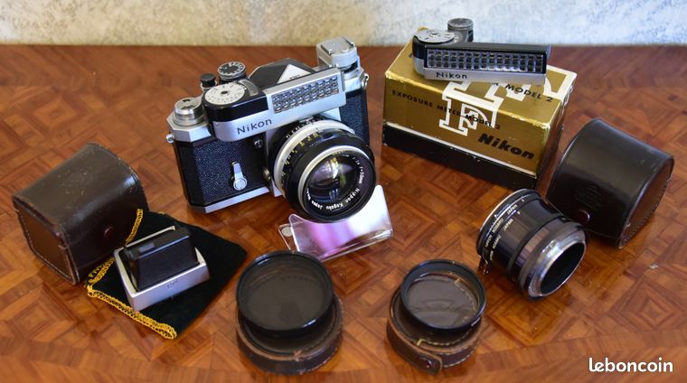 Nikon F Nippon Kogaku Japan version à prisme avec un Nikkor Nikkor-S Auto Nippon Kogaku Japan 50 mm f1.4 et nombreux accessoires