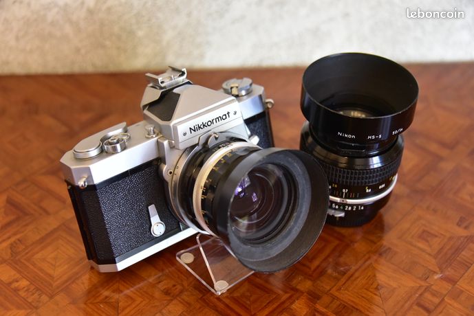 Nikon Nikkormat FTN avec un Nikkor-H pré AI 28 f35 avec son pare soleil et un Nikkor 50 f14 avec son pare soleil