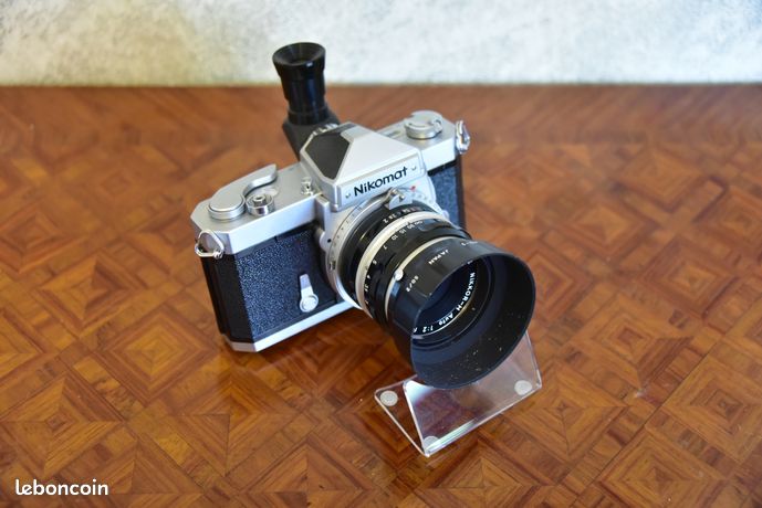 Nikon Nikomat FT avec Nippon Kogaku Japan Nikkor-H 50/F2 Non AI avec pare soleil dédié HS2 et viseur d'angle Nikon