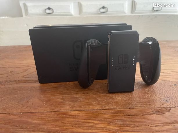 Nintendo Switch avec une manette, une housse de protection et 5 jeux