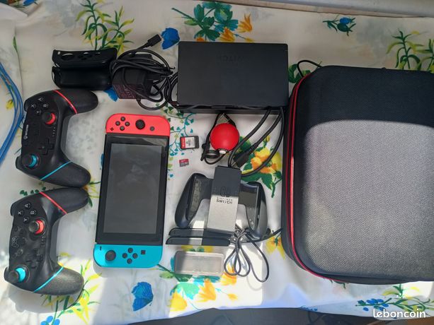 Nintendo Switch + Fifa 23 + Housse + Manettes