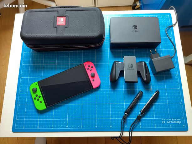 Nintendo Switch OLED + Joy-Con neufs + protection écran + housse + boîte complète