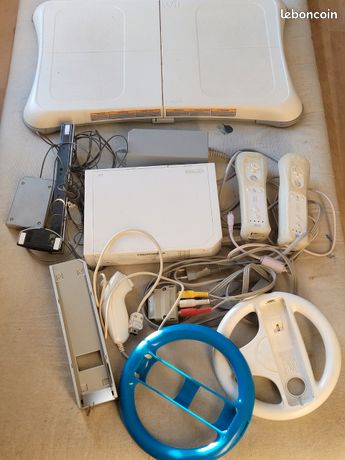 Nintendo Wii + manettes + planche et jeux wii fit