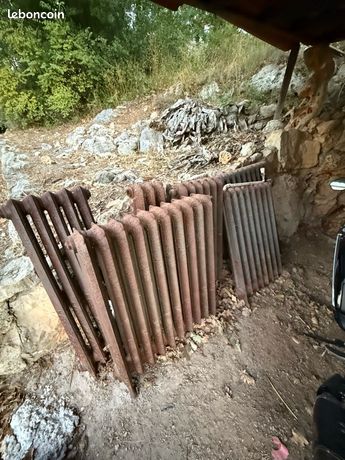 Nombreux radiateurs en fonte Fleurie entièrement décapés et vérifiés