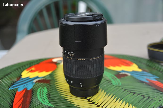Objectif Tamron 70-300mm f/4-5.6 Di LD Macro + Pare-Soleil en Monture Nikon en TBE