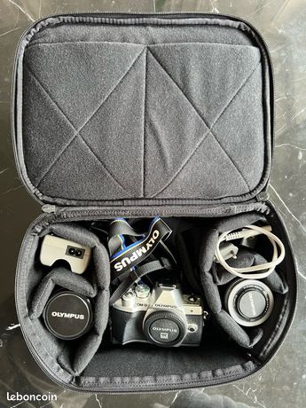 Olympus OM-D E-M10 III avec 14-42mm + 40-150mm + accessoires