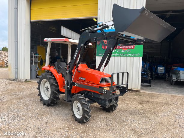 Opération spéciale rentrée. Benne offerte . / Tracteur Kubota avec direction assistée en 4 R.M. / Equipé d'un chargeur godet terre Moteur 4 cylindres diesel /sas terre et nature