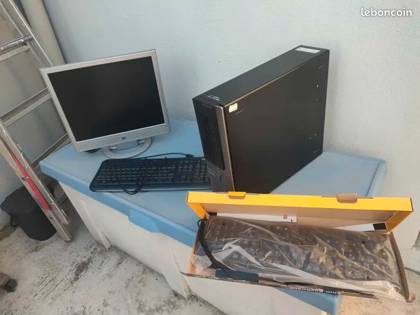 Ordinateur fixe de bureau avec écran et deux claviers