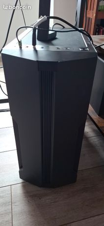 Ordinateur fixe et deux écrans