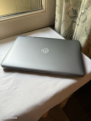 Ordinateur portable pour la rentrée scolaire pour jeune ado