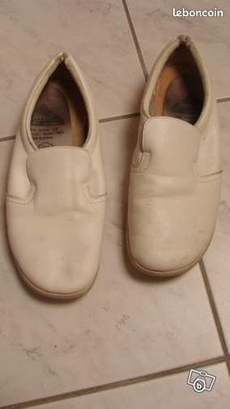 Paire de chaussures pour milieu hospitalier
