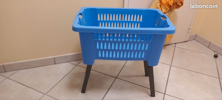 Panier linge pieds escamotables
