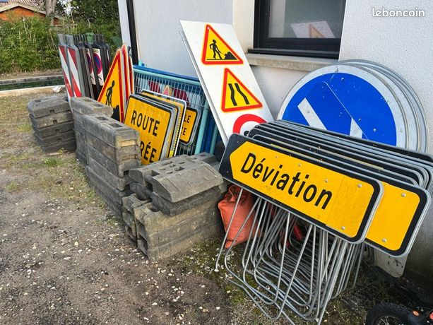 Panneaux de signalisation et barrières de chantier