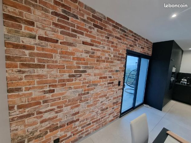 Parements decoupés dans de réelles anciennes briques du début du vingtième siècle