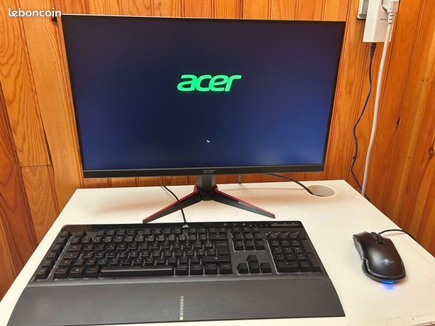 PC gamer avec clavier souris écran