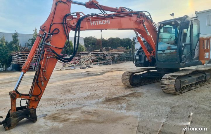 Pelle sur chenilles de 14t HITACHI ZX135 (2014)