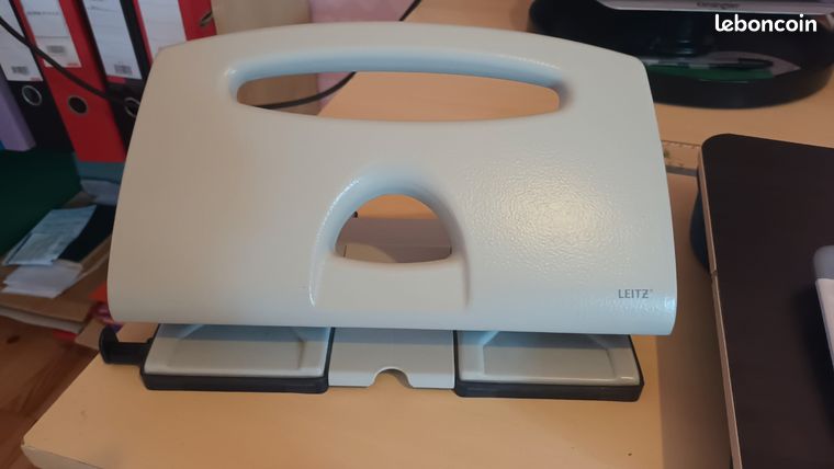 Perforateur 4 trous gris