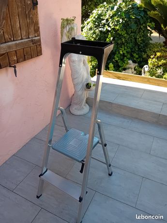 Petit escabeau tres pliable