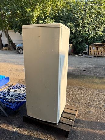Petit frigidaire de marque Listo