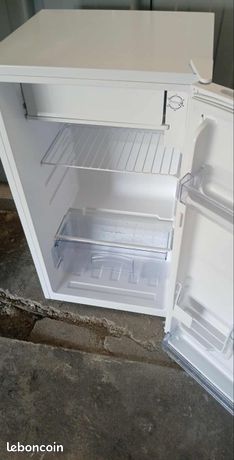 Petit Frigo marqué FRIONOR en très bonne état et propre