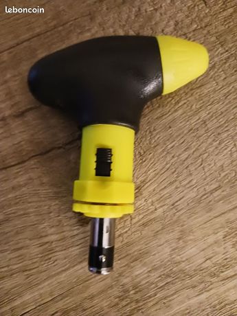 PETIT TOURNEVIS à Cliquet + 2 TOURNES ECROUS + 16 EMBOUTS