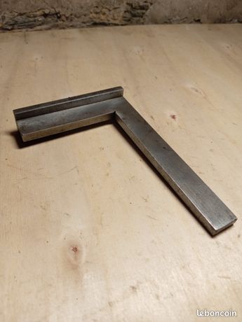 Petite équerre à chapeau