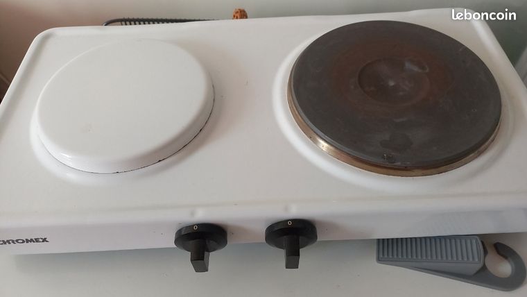 Petite plaque électrique bien entretenue. Sur place