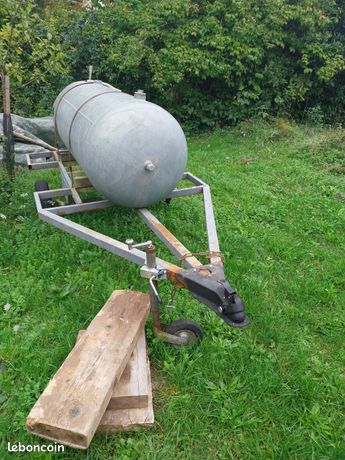 Petite tonne à eau sur remorque