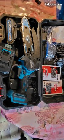 Petite tronçonneuse neuve autograissante avec 2 batteries et 3 chaînes