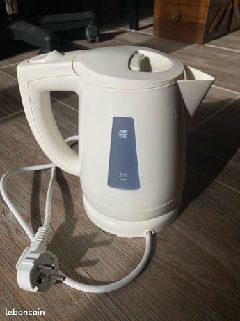 Petite bouilloire électrique blanche de 0,8l max