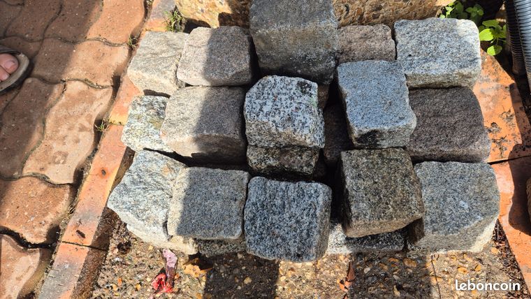 Petits pavés anciens en granit