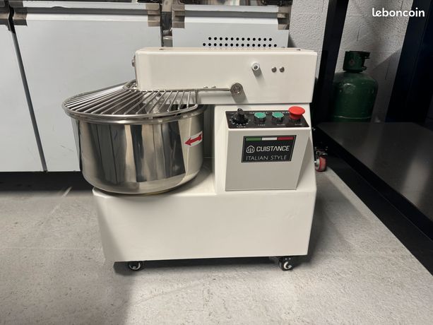 Pétrin à spirale pizzeria 22 litres 2 vitesses 220v sur roulettes