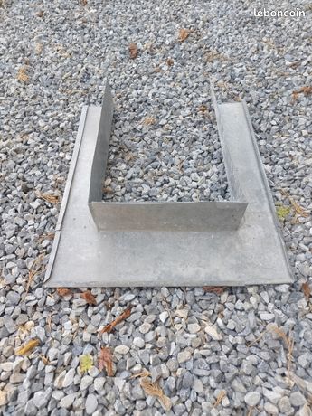 Pied d'étanchéité de cheminée réglable