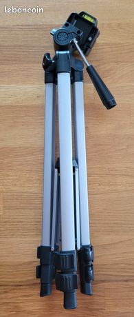 Pied pour appareil photo marque HAMA. Très bon état. À récupérer sur place pas d'envoi possible
