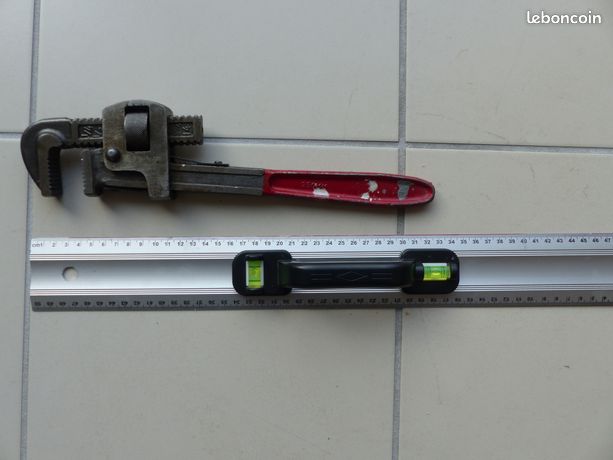 Pince à griffes ou clé à tube