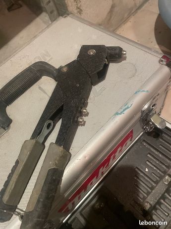 Pince à rivet